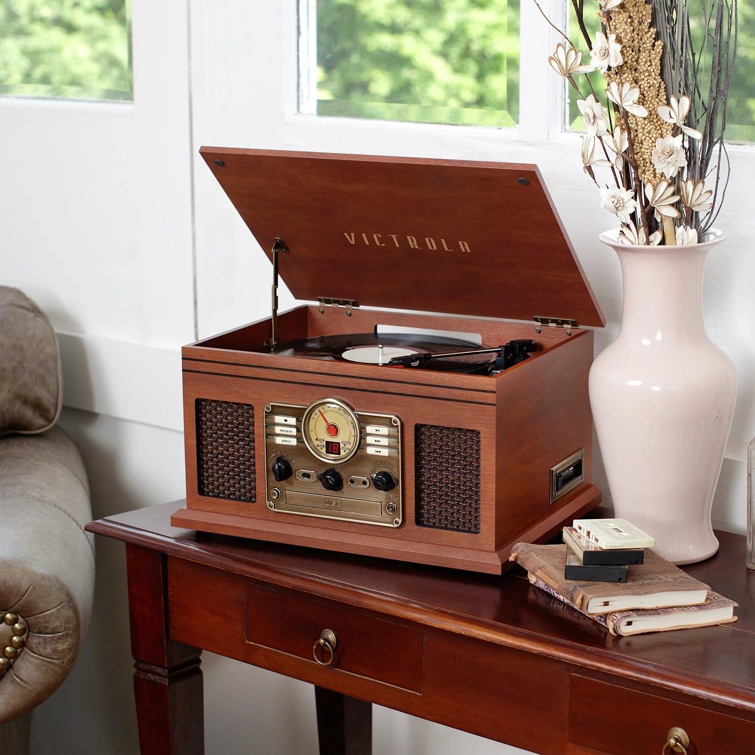 7-in-1 Bluetooth turntable M700