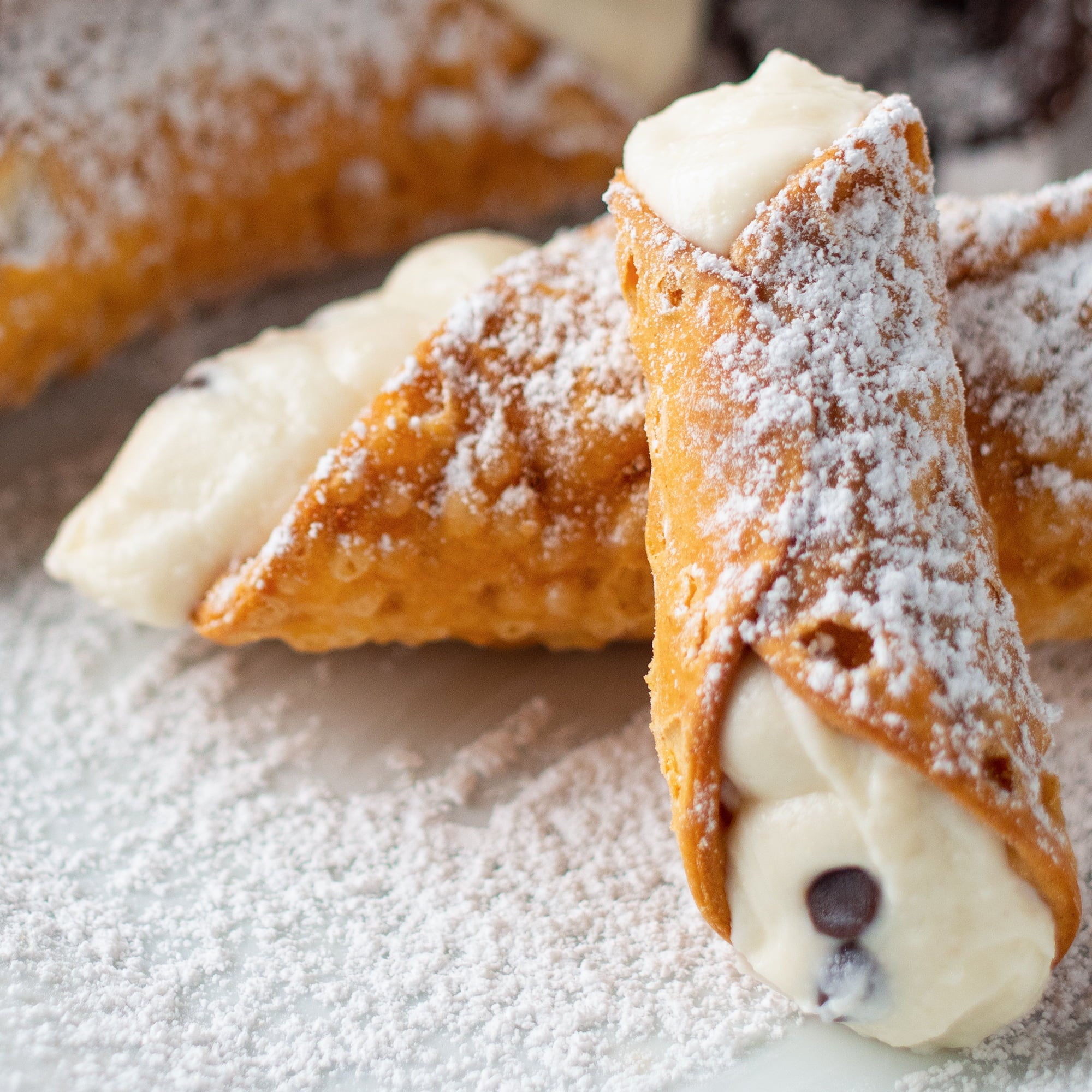Carlo’s Bakery Classic Cannoli Kit (12x Pack) Family Size- Authentic Italian Pastry for Delivery - The Ultimate Experience for Food Lovers, Parties and Gatherings